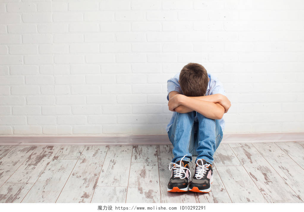 伤心的少年在学校遇到了问题沮丧情绪沮丧人物焦虑烦躁恼火烦躁困扰自闭症日